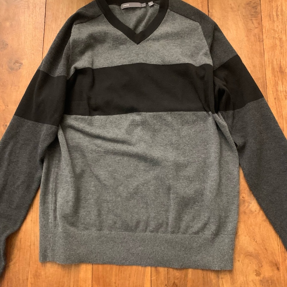 NWOT Men’s Vince V neck sweater - grey black